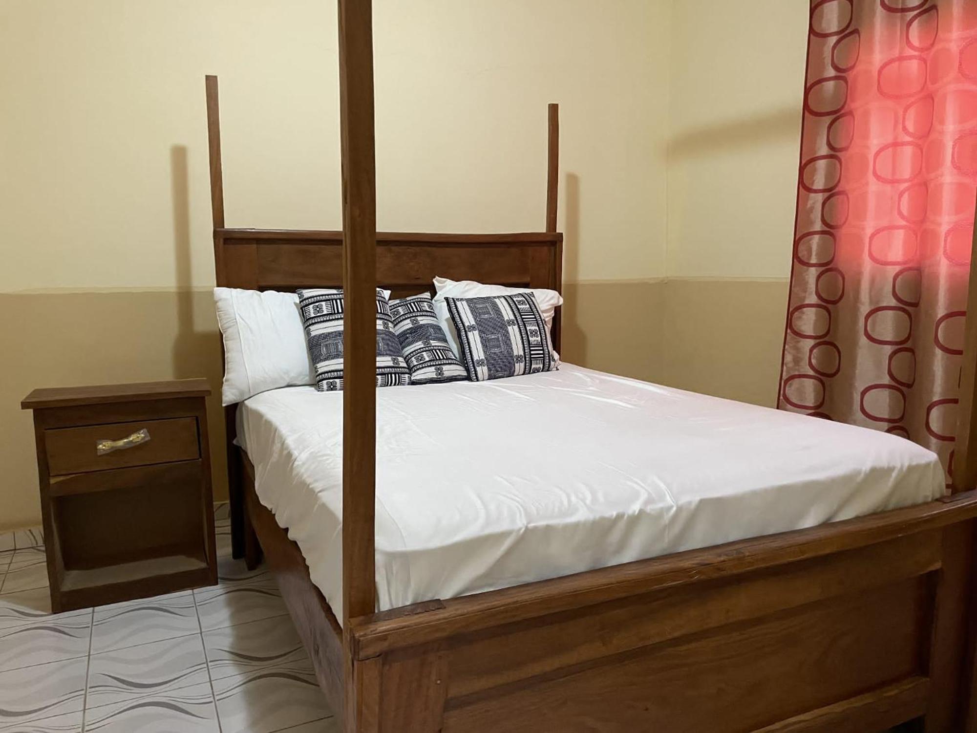 Faith And Grace Guest House Lamin Exterior photo